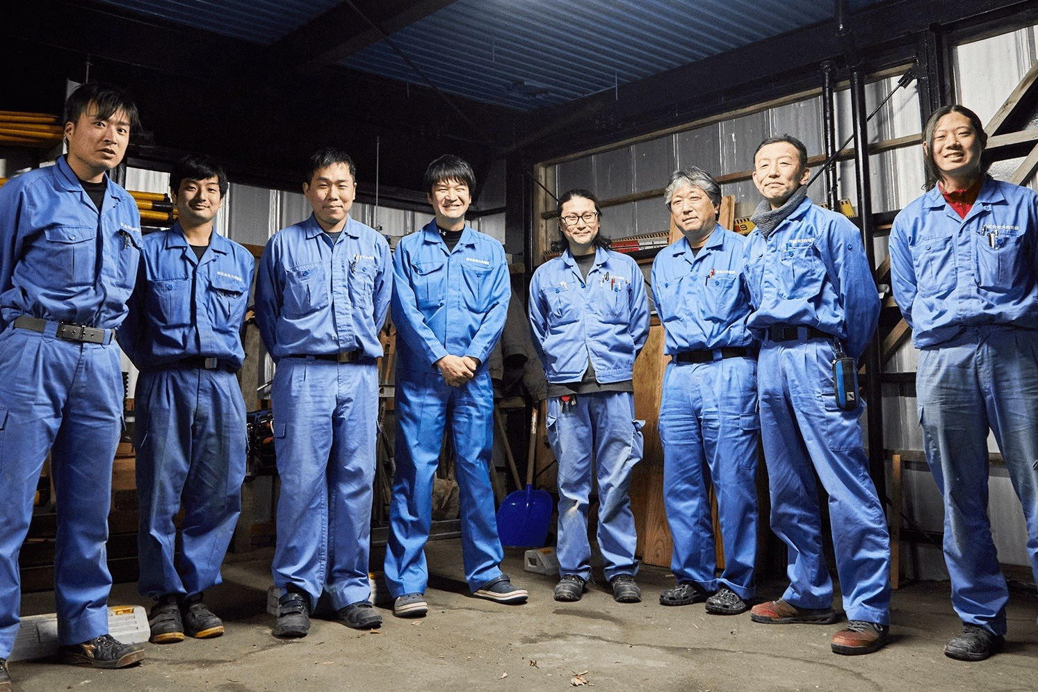 ポーズを決める作業服の男性_R